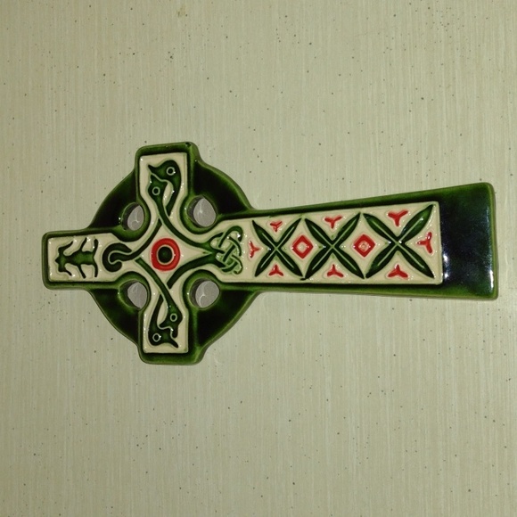 Celtic cross wall hanging green, red and ivory ceramic, Christmas - Picture 4 of 4
